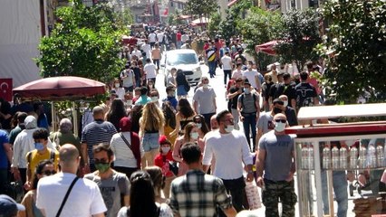 Taksim'de "iğne atsan yere düşmez" dedirten kalabalık
