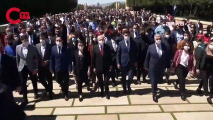 CHP LİDERİ KILIÇDAROĞLU, GENÇLER İLE BİRLİKTE ANITKABİR'İ ZİYARET ETTİ