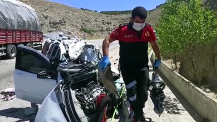 AFYONKARAHİSAR - Tır ile hafif ticari araç çarpıştı: 1 ölü