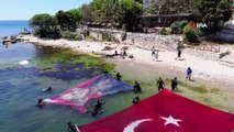 Denizin üstünde dev Türk bayrağı ve Atatürk posteri açtılar