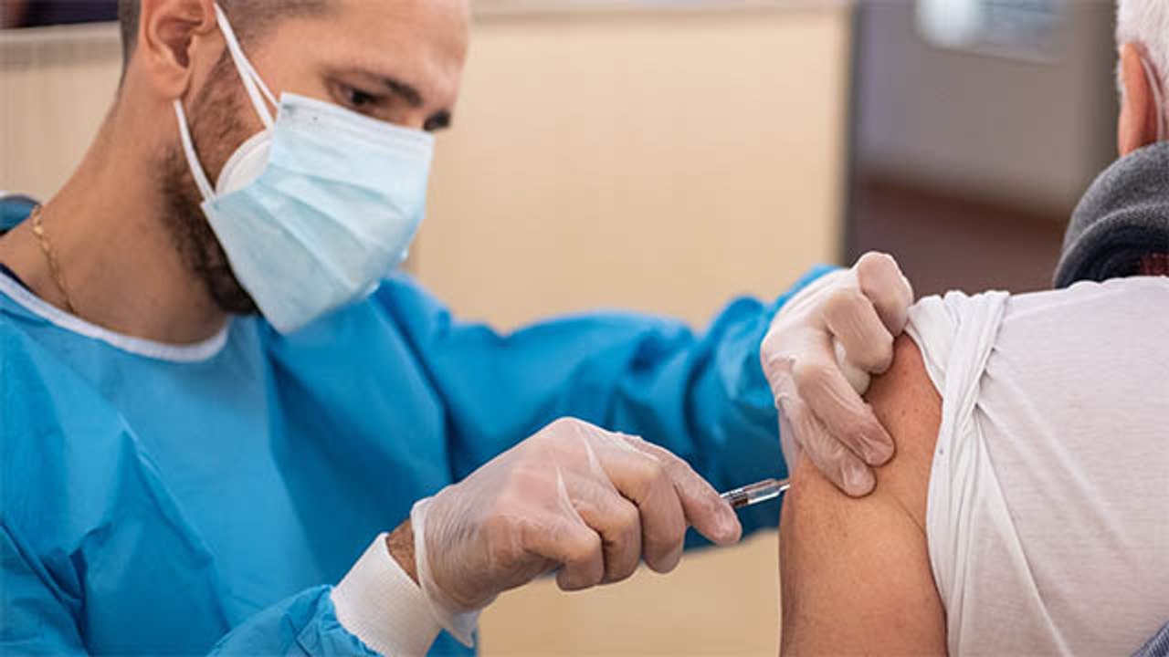 Corona Vaccine लगवाने के बाद 30 मिनट तक सेंटर पर रहना क्यों है जरूरी | Boldsky