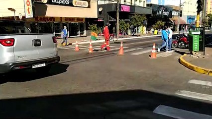 Pintura de faixas desvia tráfego no centro de Apucarana