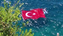 ANTALYA - Dalgıçlar tarafından denizde dev bir Türk bayrağı açıldı, teknelerle kortej oluşturuldu