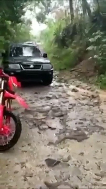 Il pensait pouvoir traverser cette rivière en 4x4... raté