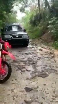 Il pensait pouvoir traverser cette rivière en 4x4... raté