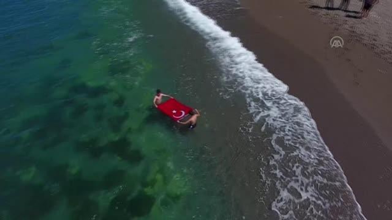 Denizde Türk bayrağı açan gençler "19 Mayıs"ı coşkuyla kutladı