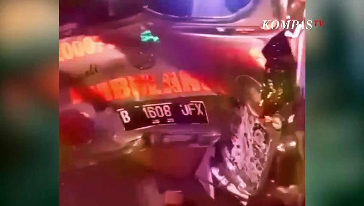 Viral Mobil Boks Tabrak Ambulans Hingga Jenazah Terpental di Jalan