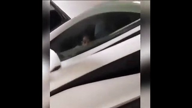 Même avec une très belle voiture, il faut faire attention à ses doigts