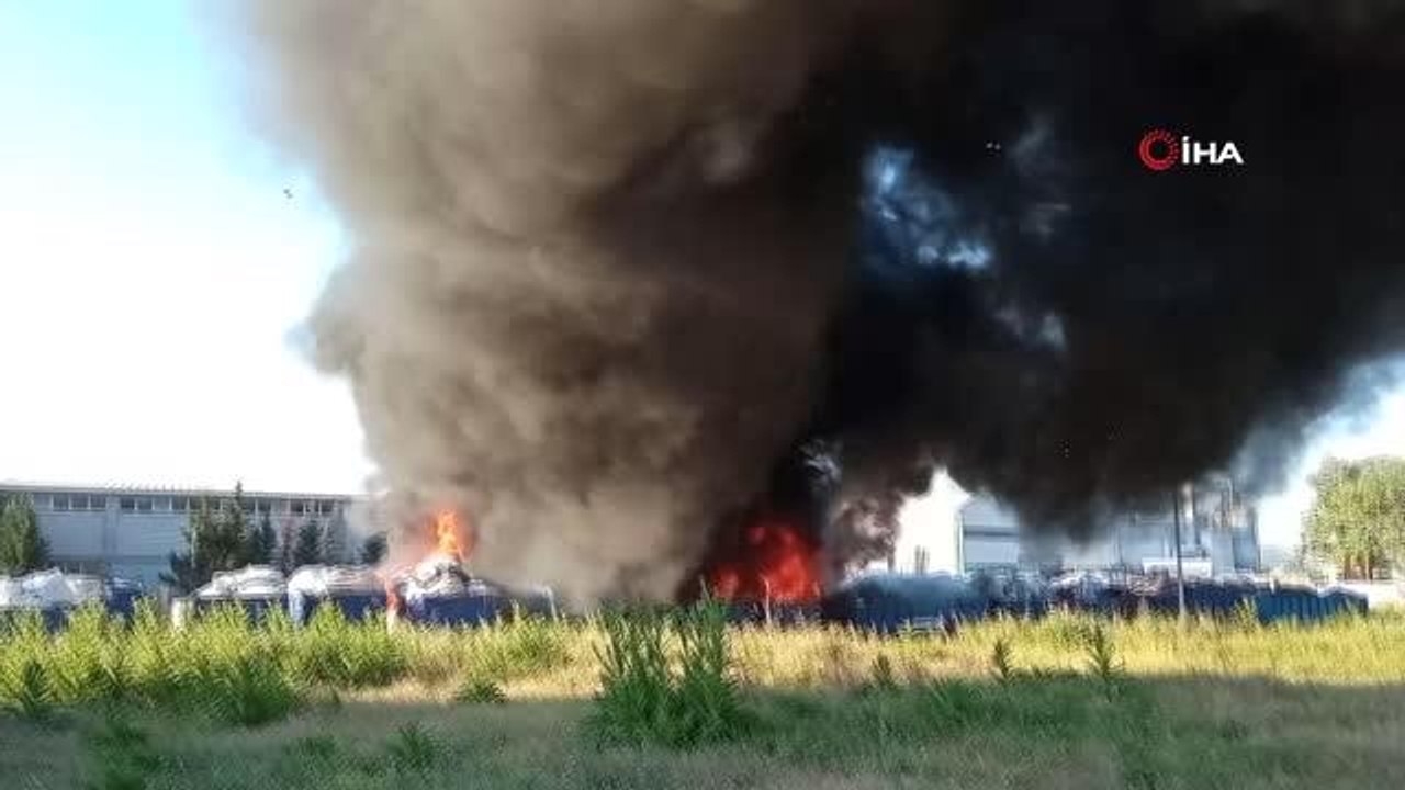 Son dakika... Geri dönüşüm fabrikasında korkutan yangın. İtfaiye ekipleri yangına müdahale ediyor