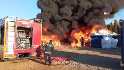 Descargar video: Geri dönüşüm fabrikasında korkutan yangın. İtfaiye ekipleri yangına müdahale ediyor