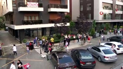 Kadıköy'de saat 19.19'da İstiklal Marşı balkonlarda okundu