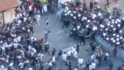 Descargar video: Akaretler'de ortalık savaş alanına döndü! Beşiktaş taraftarı ile polis arasında büyük bir arbede yaşandı