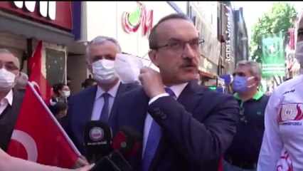 KOCAELİ - Kocaeli Valisi Seddar Yavuz, esnaf ve vatandaşlara Türk bayrağı hediye etti