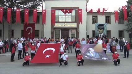 Saat 19.19'da İstiklal Marşı okundu