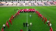 ESKİŞEHİR - 33 bin kişilik stadın ortasında dev Türk bayrağı açıldı
