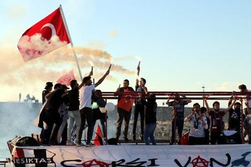 VAN'DAKİ BEŞİKTAŞLILAR TEKNELERLE MEŞALE YAKIP, VAN GÖLÜ'NDE ŞAMPİYONLUK KUTLAMASI YAPTI