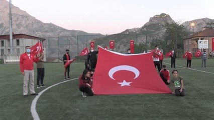 Tải video: Tüm yurtta saat 19.19'da İstiklal Marşı okundu