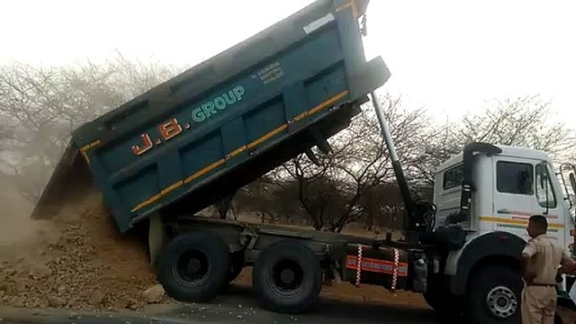 खनन माफिया : तहसीलदार पर डंपर चढ़ाने का प्रयास, मामला दर्ज