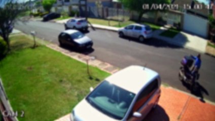 Vídeo mostra momento em que motoboy chega na casa da vítima para entregar alimento envenenado