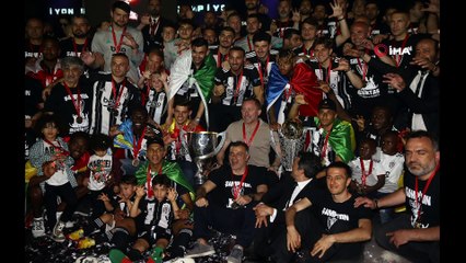 Şampiyon Beşiktaş kupasını aldı