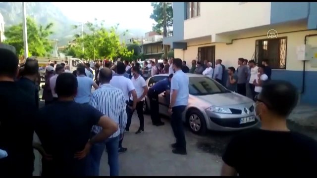 MANİSA - KADES ihbarına giden polis, satırlı saldırganı bacağından vurdu