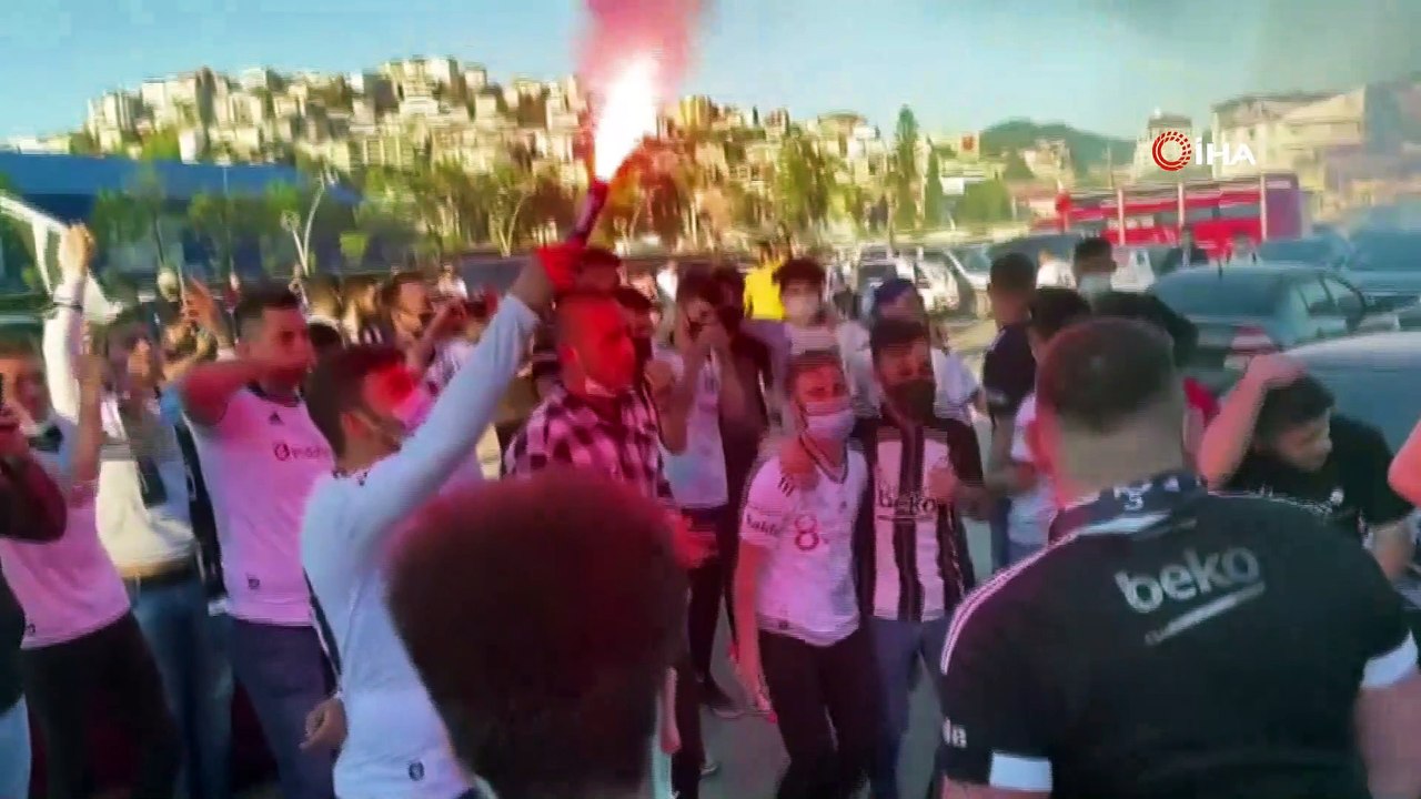 Beşiktaşlı taraftar hem şampiyonluk hem 19 Mayıs coşkusunu bir arada yaşadı