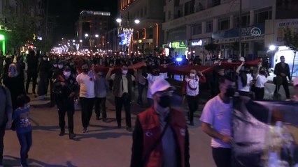 VAN - Saat 19.19'da İstiklal Marşı okundu