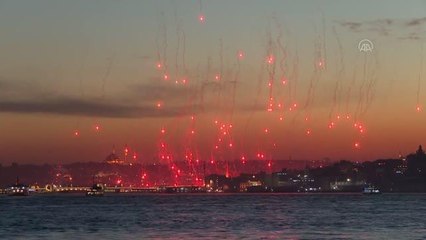 19 Mayıs İstanbul Boğazı'nda ışık gösterileriyle kutlandı