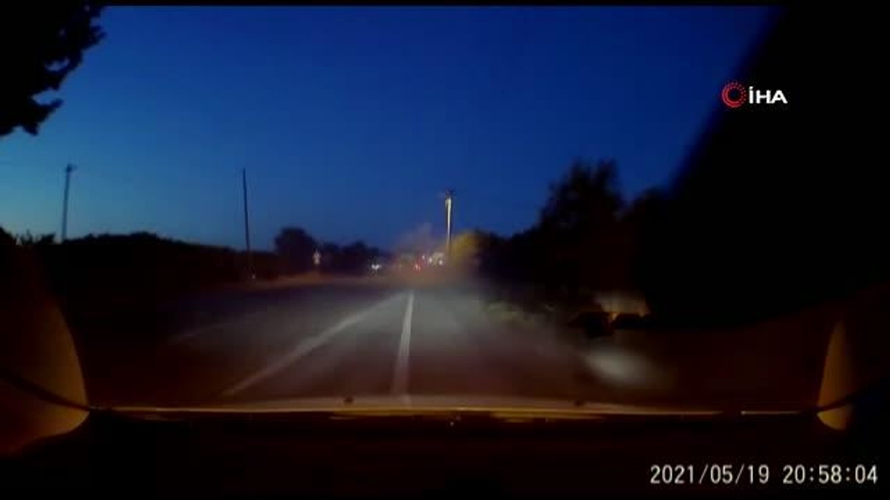 Son dakika haber! Kaza sonrası kavga çıktı... Kuşadası'nda ambulansın karıştığı kaza kamerada: 2 yaralı