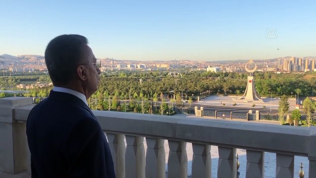 ANKARA - Cumhurbaşkanı Yardımcısı Oktay, saat 19.19'da okunan İstiklal Marşı'na eşlik etti