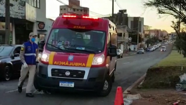 Forte colisão entre caminhonete e Gol na Avenida Carlos Gomes deixa três pessoas feridas