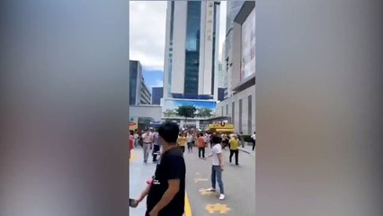 شاهد بالصور والفيديو تأرجح ناطحة سحاب صينية والسبب مجهول