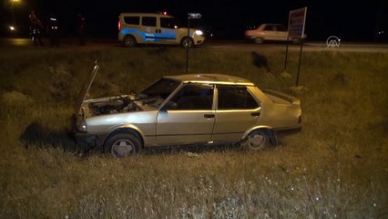 KIRIKKALE - Otomobil şarampole devrildi: 3 yaralı