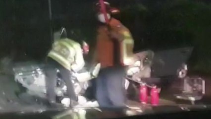 달리던 승용차 가드레일 들이받아...다친 사람 없어 / YTN