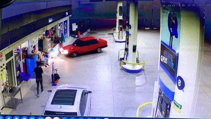 Son dakika... Otomobil markete girmek üzereyken son anda dolaba çarparak durdu...O anlar kamerada