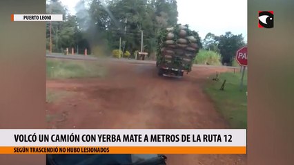 Volcó un camión con yerba mate a metros de la ruta 12