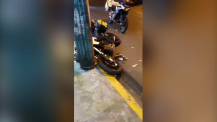 Video: oficial de Tránsito es chocado por vehículo y sale volando varios metros