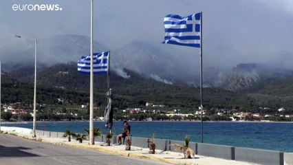 Ελλάδα: Εκτός ελέγχου η μεγάλη δασική πυρκαγιά στο Σχίνο Κορινθίας - Πολλές οι εστίες της φωτιάς