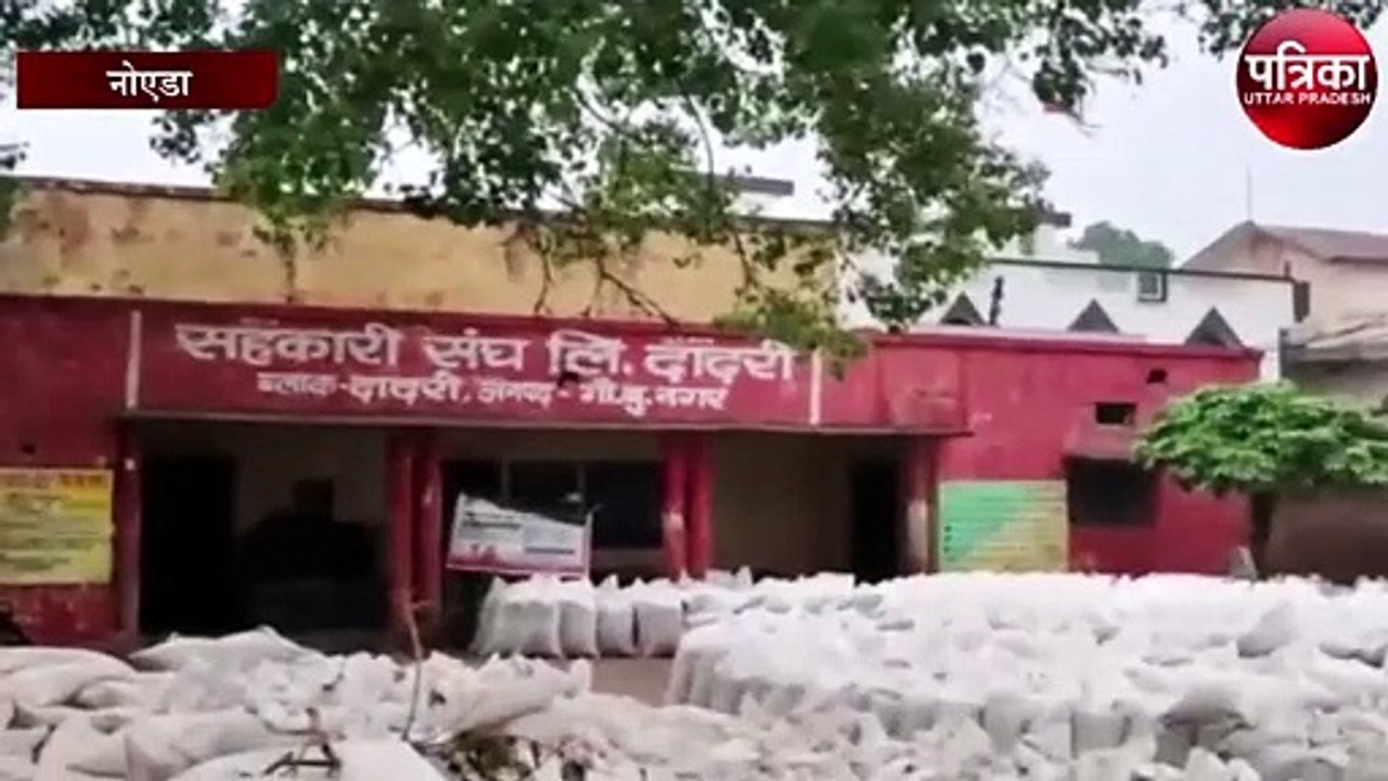 सरकारी व्यवस्था के चलते सैकड़ों कुंतल खुले में गेहूं बारिश में भीग कर हो रहा खराब