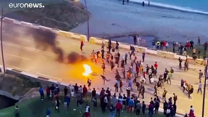 شاهد: اشتباكات على أبواب سبتة بين الشرطة وشباب مغربي يحلم بالهجرة إلى أوروبا