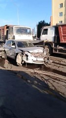 Rusya'da freni boşalan kamyon 8 aracı ezdi: 5 yaralı