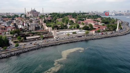 İstanbul Boğazı'ndaki deniz salyası su altından görüntülendi