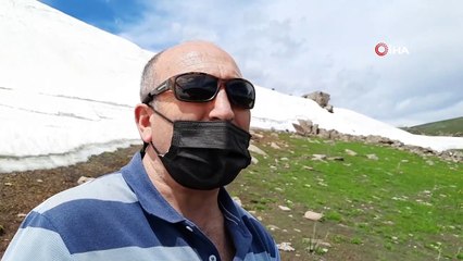 Kars'ta 5 metre yüksekliğinde kar kütlesi görenleri şaşırttı
