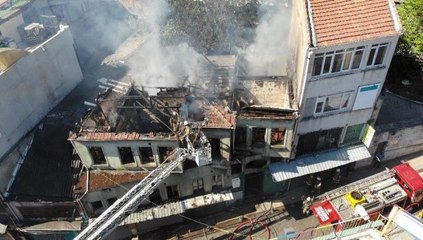 Süleymaniye Camii'nin yakınındaki metruk binada korkutan yangın