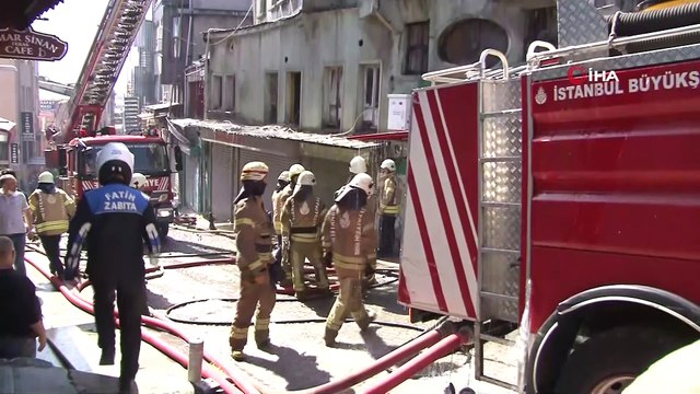 Süleymaniye Camii’nin yanındaki metruk binada yangın