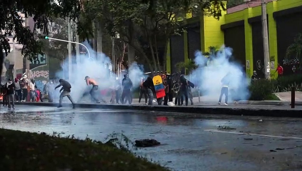 Colombian anti-govt protesters clash with riot police in Medellin