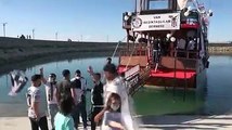 Van'daki Beşiktaşlılar teknelerle meşale yakıp, Van Gölü'nde şampiyonluk kutlaması yaptı