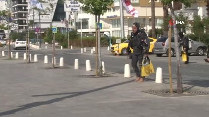 Ünlü profesör siyanürden bin 200 kat daha güçlü zehri olduğu belirtilen balon balıklarını su altında elleriyle besledi