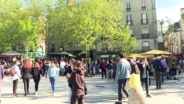 En France, premier apéritif déconfiné en terrasse des bars