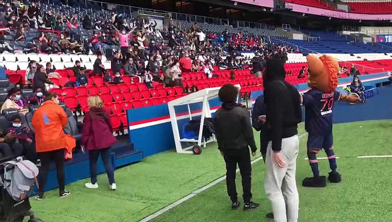 Germain le Lynx ambiance les 370 enfants invités au Parc des Princes par la Fondation PSG